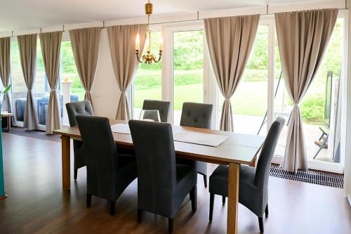 a dining room with a table and chairs at Zimmer im besonderem Haus "Columbus" -FjordStay in Kiel