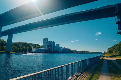 a bridge over a river with a city in the background at Retreat in besonderem Haus "Magellan" - FjordStay in Kiel
