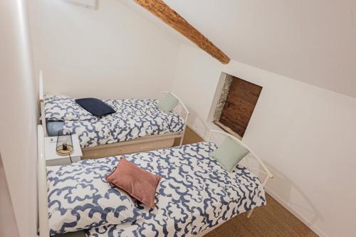 Mas de la Roule, 4 studios, piscine chauffée, studio SPA, parc 2 ha, Pont d'Avignon à piedにあるベッド