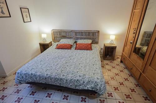 Mas de la Roule, 4 studios, piscine chauffée, studio SPA, parc 2 ha, Pont d'Avignon à piedにあるベッド