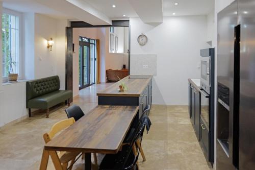 Mas de la Roule, 4 studios, piscine chauffée, studio SPA, parc 2 ha, Pont d'Avignon à piedにあるキッチンまたは簡易キッチン