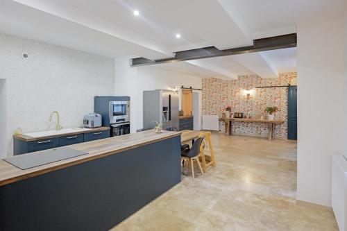 Mas de la Roule, 4 studios, piscine chauffée, studio SPA, parc 2 ha, Pont d'Avignon à piedにあるキッチンまたは簡易キッチン