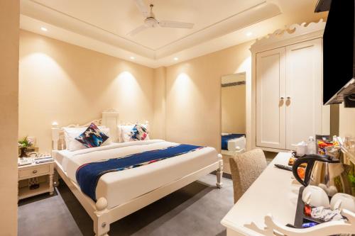 a bedroom with a bed and a desk in a room at The Pinky Villa - Heritage Boutique Suites- New Delhi in New Delhi