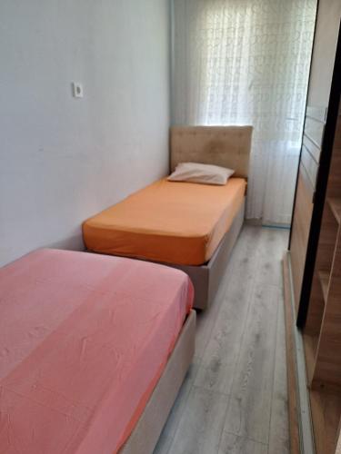 2 Betten in einem kleinen Zimmer mit ermottermottermott in der Unterkunft Çakır villa in Silifke