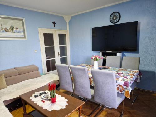 TV/trung tâm giải trí tại Apartmani Ana Kamenari