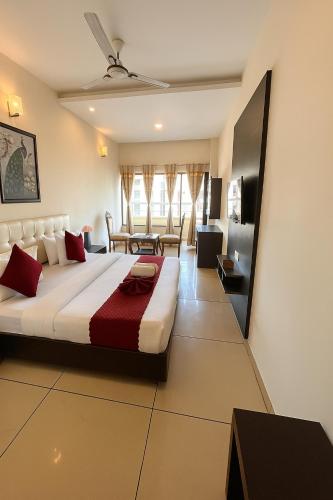 Una cama o camas en una habitación de Hotel JB Woods Residency & Banquet Hall Chandigarh II Top Rated and Most Awarded Property in Tricity