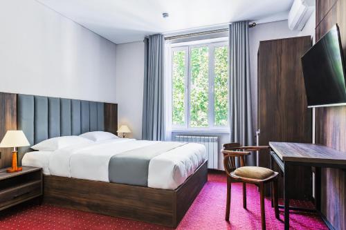 Postel nebo postele na pokoji v ubytování Grand Nur Hotel