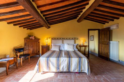 Un dormitorio con una cama y un techo de madera. en La Vistosa, en Ciciana