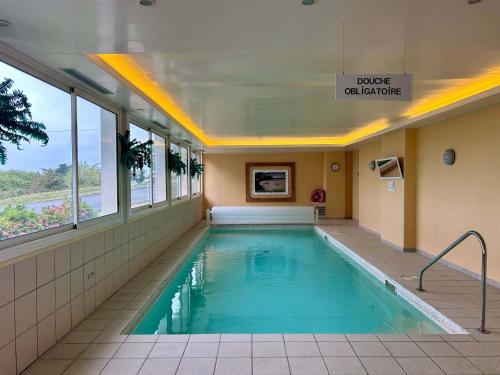 Πισίνα στο ή κοντά στο Seafront flat with indoor pool with stunning views
