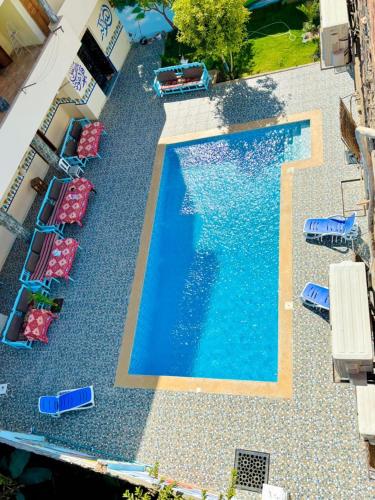 an overhead view of a swimming pool with lounge chairs at Luxor View Hostel in Luxor