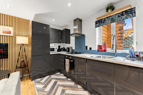 a kitchen with a sink and a counter top at Beautiful House in Cambridge - Sleeps 6 in Milton