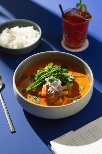 Makanan di atau berdekatan hotel