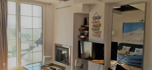 Μια τηλεόραση ή/και κέντρο ψυχαγωγίας στο SKI & SNOW APARTMENTOS by TODOSIERRANEVADA - Plaza de Andalucia - Junto a los Telecabinas