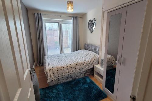 Ένα ή περισσότερα κρεβάτια σε δωμάτιο στο Apartment - Sleeps 2 - Parking - Wi-Fi