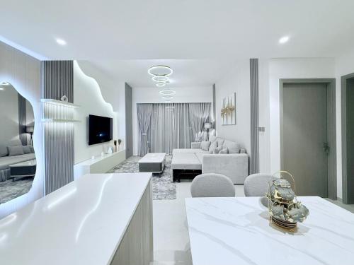 Balcony Bliss 1BR with City View Pool & Gym