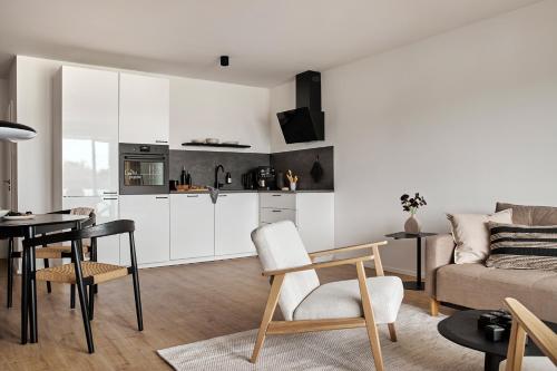 una sala de estar con un sofá y una mesa en MATT - Apartments ' Design-Apartment mit Balkon, en Offenburg