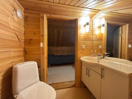 un bagno con un water e un lavandino di Levi Isorakka Holiday Cabin Pistotie a Kittilä