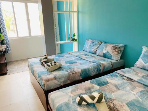 ein Schlafzimmer mit zwei Betten mit ausgestopften Tieren in der Unterkunft TEZA by the Z - Beachfront Vacation Villa Rental in Ocoy