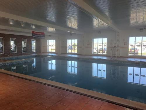 リルにある3 bedroom Lyons robin hood Rhyl CT2の大きな建物内の大きなスイミングプール