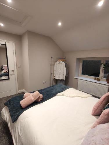 Ένα ή περισσότερα κρεβάτια σε δωμάτιο στο Stylish 2-Bed Home Near A11