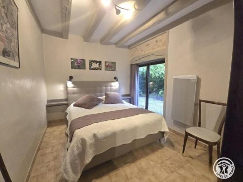 Una cama o camas en una habitación de Gîte périgourdin avec WiFi, jardin, barbecue, proche sites historiques et randonnées - FR-1-616-71