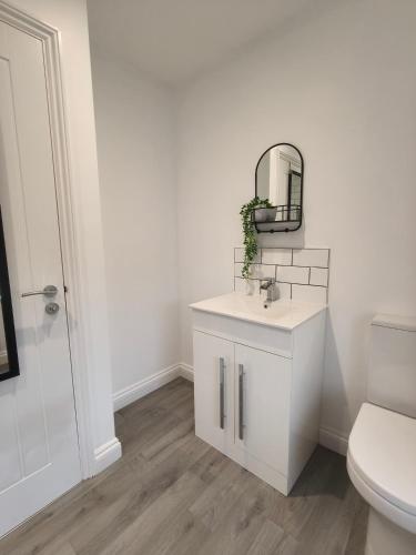 Ένα μπάνιο στο Stylish 2-Bed Home Near A11