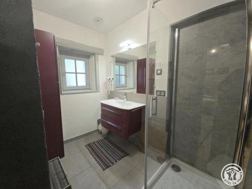 Un baño de Gîte périgourdin avec WiFi, jardin, barbecue, proche sites historiques et randonnées - FR-1-616-71