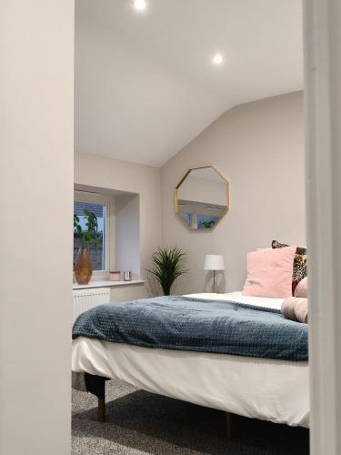 Ένα ή περισσότερα κρεβάτια σε δωμάτιο στο Stylish 2-Bed Home Near A11
