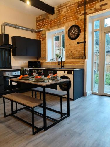 Η κουζίνα ή μικρή κουζίνα στο Stylish 2-Bed Home Near A11
