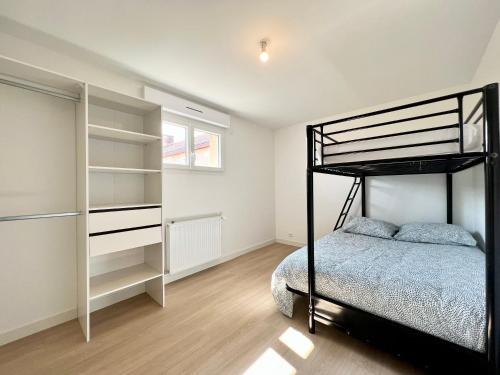a bedroom with a bunk bed and a closet at Le cocon familial - 8min du Futuroscope in Avanton