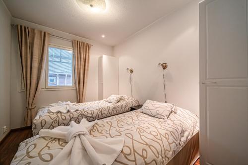 a bedroom with two beds and a window at Alte Levi Dali by Aavalevi Holidays in Levi