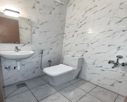 Koupelna v ubytování Hotel Royal Inn Near US Consulate, Apollo Hospitals