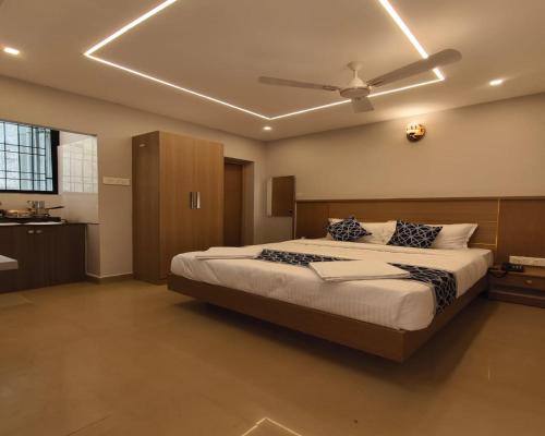 Postel nebo postele na pokoji v ubytování Hotel Royal Inn Near US Consulate, Apollo Hospitals