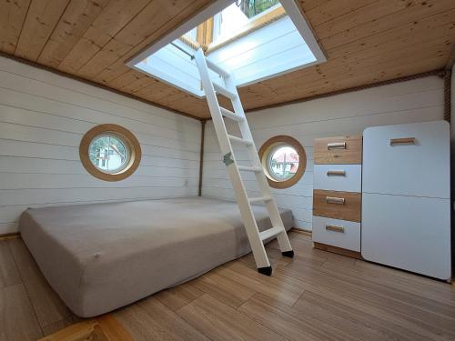 Una cama o camas en una habitación de Mazurska Latarnia z prywatną plażą i stawem