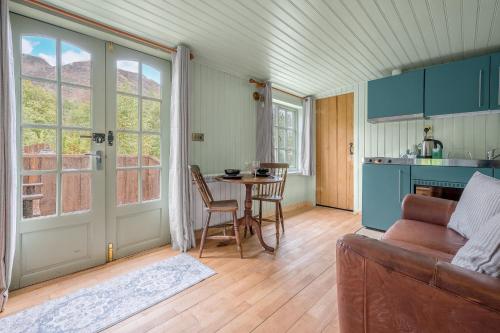 ein Wohnzimmer mit Couch und Tisch in der Unterkunft Juniper Lodge, Coniston, Lake District in Coniston