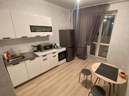 Η κουζίνα ή μικρή κουζίνα στο Квартира в новом домп