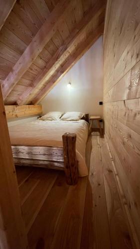a bedroom with a bed in an attic at Maison Cœur Clarée in Névache