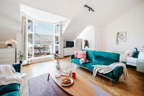 Prague Days - Loft with Terrace and Prague Castle View by Vltava River in Smíchov