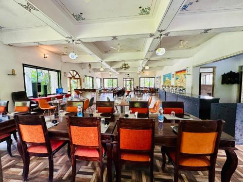Ein Restaurant oder anderes Speiselokal in der Unterkunft The Lal Bagh 