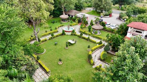 einen Luftblick auf einen Park mit einem Brunnen in der Unterkunft The Lal Bagh in Kumbhalgarh