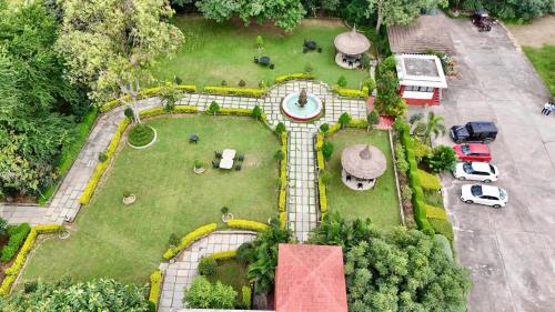 Ein Garten an der Unterkunft The Lal Bagh