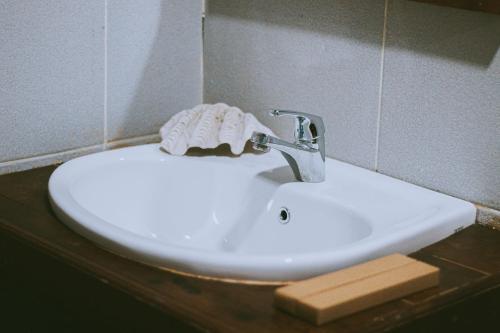 a towel sitting on top of a bathroom sink at Andau Dive Resort Raja Ampat in Tapokreng