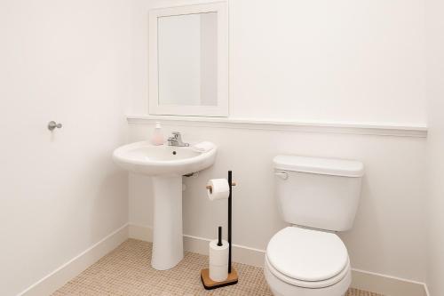 アバディーンにあるCharming 1-Bed Home in Aberdeenのトイレと洗面台を備えた白いバスルーム
