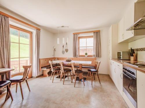 Una cocina y un comedor con mesa y sillas. en Apartment in Hainzenberg near Ski Lift, en Hainzenberg
