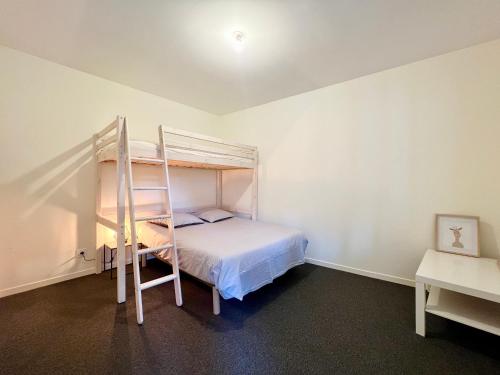 a bedroom with a bunk bed and a ladder at La parenthèse Chic & Cosy - 8 min du Futuroscope ! in Saint-Georges-lès-Baillargeaux