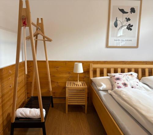 Ein Bett oder Betten in einem Zimmer der Unterkunft Rezidence U Kamenného mostu