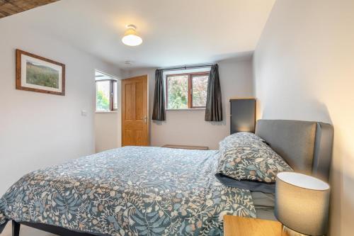 Denstoneにある2 Bed in Prestwood oc-q33072のベッドと窓のある寝室