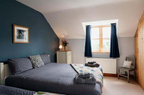 Devils BridgeにあるCambrian Farm House By Birch Staysのベッドと窓のある寝室