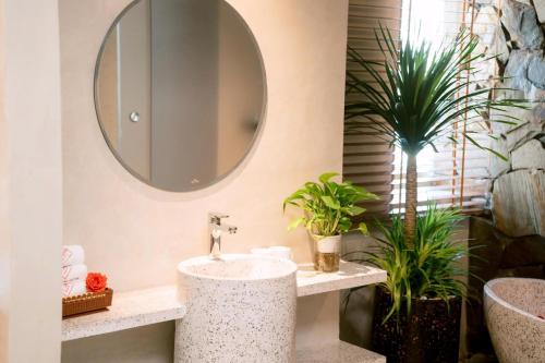 a bathroom with a sink and a mirror at Toàn Cầu Hotel Quảng Bình in Dong Hoi