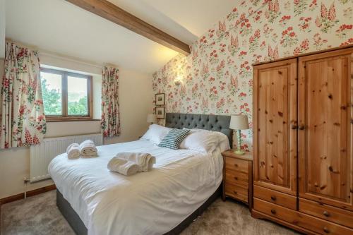 Ένα ή περισσότερα κρεβάτια σε δωμάτιο στο 4 Bed in Hawes oc-g33122